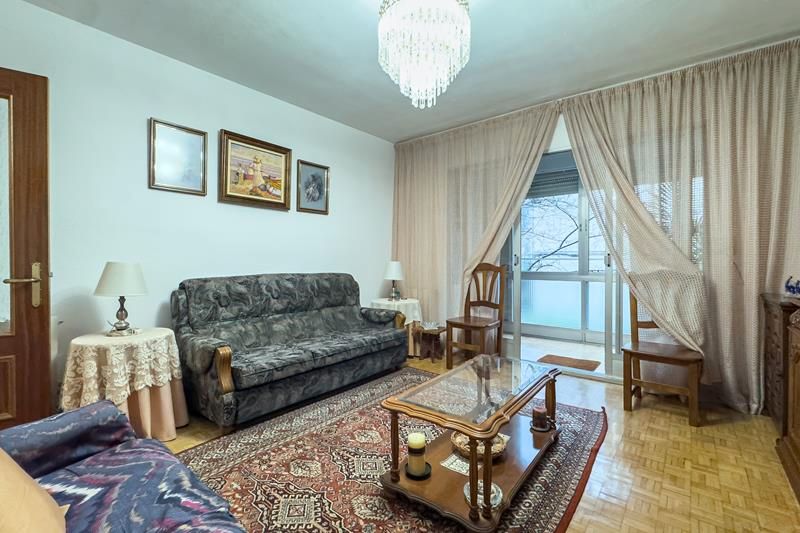 Sala d'estar de Pis en venda en  Madrid Capital amb Calefacció, Parquet i Terrassa
