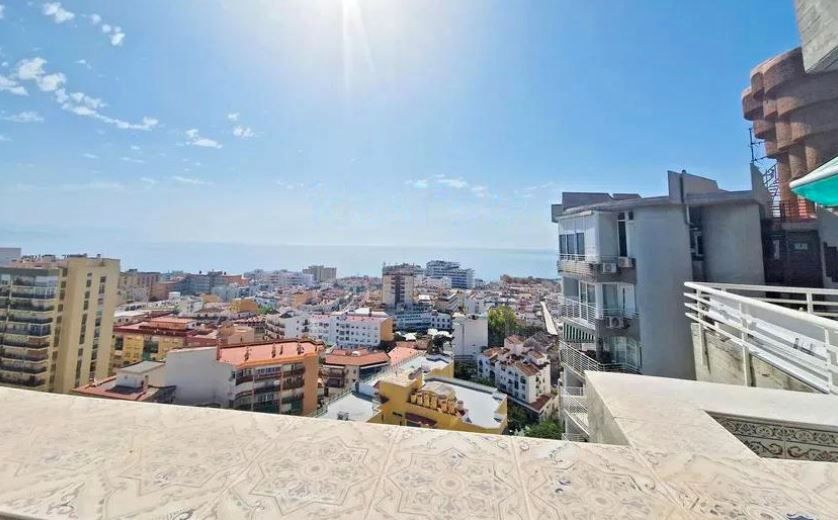 Vista exterior de Àtic en venda en Torremolinos amb Terrassa i Piscina comunitària