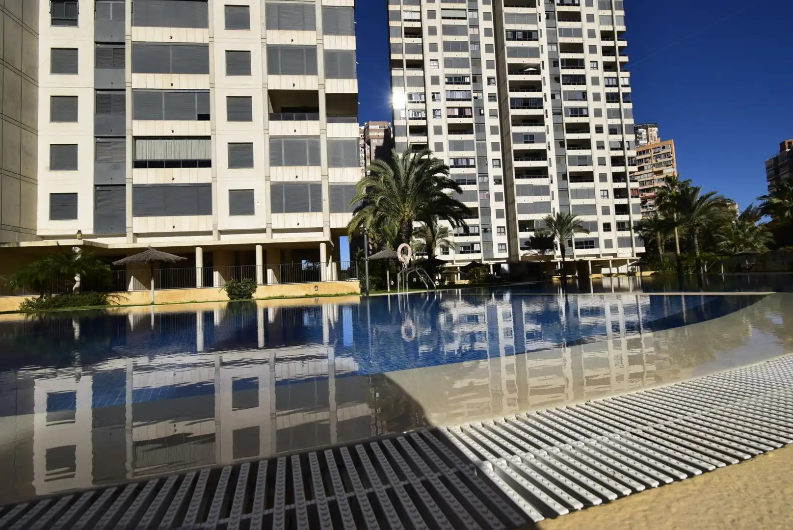 Piscina de Apartamento en venta en Benidorm con Aire acondicionado, Calefacción y Jardín privado