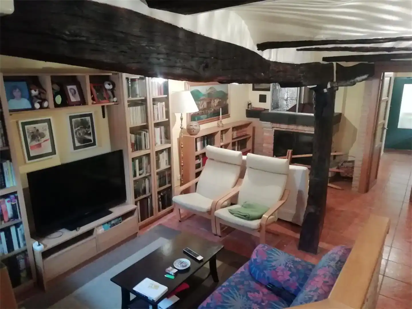 Sala d'estar de Casa adosada en venda en Aras amb Parquet, Traster i Forn