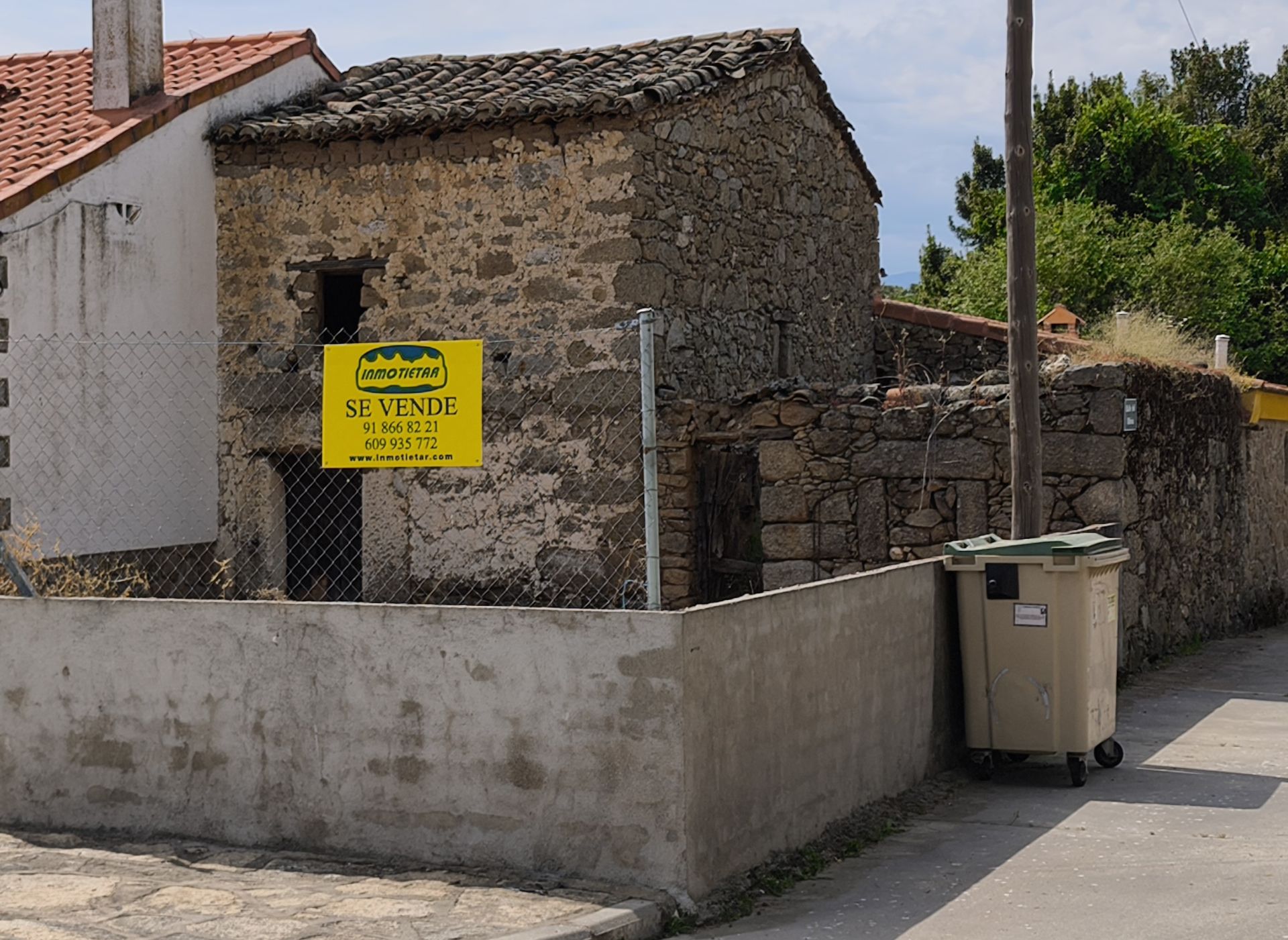 Vista exterior de Casa adosada en venda en Fresnedilla amb Jardí privat