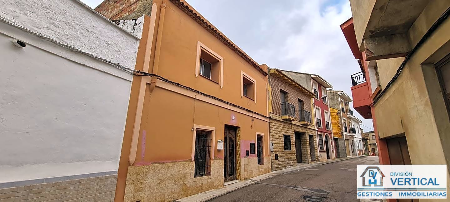 Vista exterior de Casa adosada en venda en Vilamarxant amb Terrassa