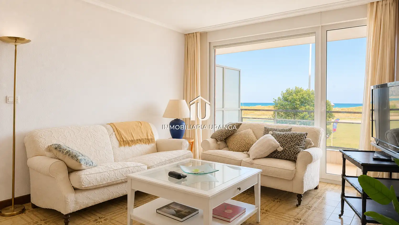 Sala de estar de Piso en venta en Laredo con Calefacción, Terraza y Piscina comunitaria