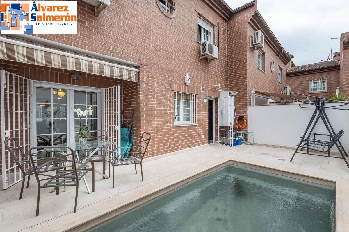 Exterior view of Single-family semi-detached for sale in  Granada Capital  with Air Conditioner, Heating and Terrace