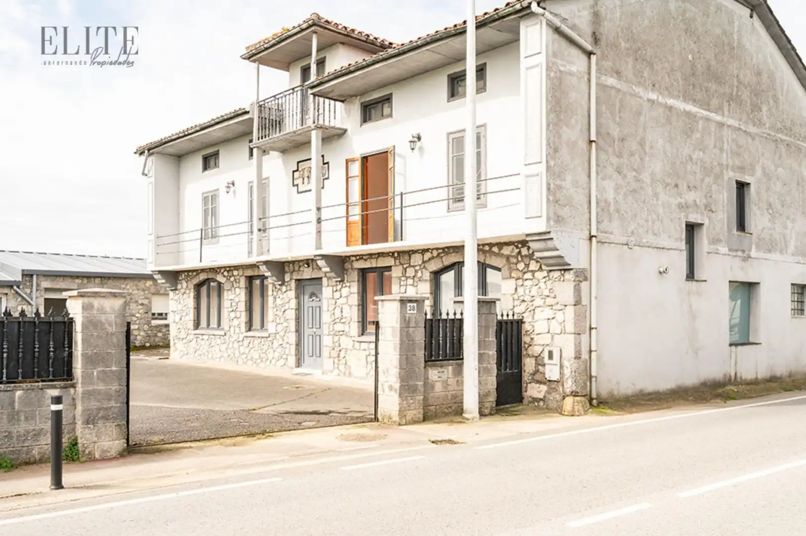 Vista exterior de Casa o chalet en venta en Santa Cruz de Bezana con Terraza y Trastero