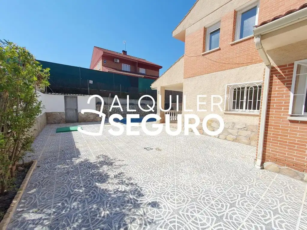Exterior view of Houses for rent in Batres  with Heating, Terrace and Swimming Pool