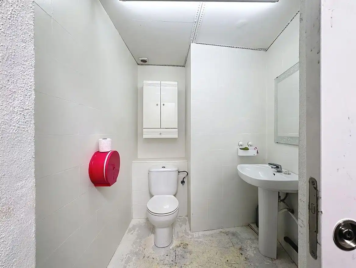 Bathroom of Commercial properties for rent in Paterna