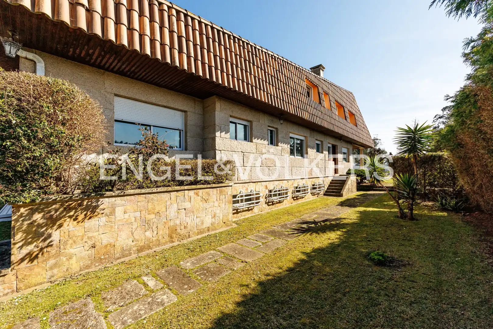Vista exterior de Casa o xalet en venda en Vigo  amb Calefacció, Terrassa i Piscina