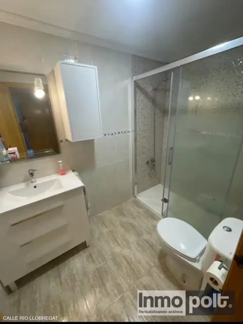 Badezimmer von Einfamilien-Reihenhaus zur Miete in Pilar de la Horadada mit Klimaanlage, Privatgarten und Terrasse
