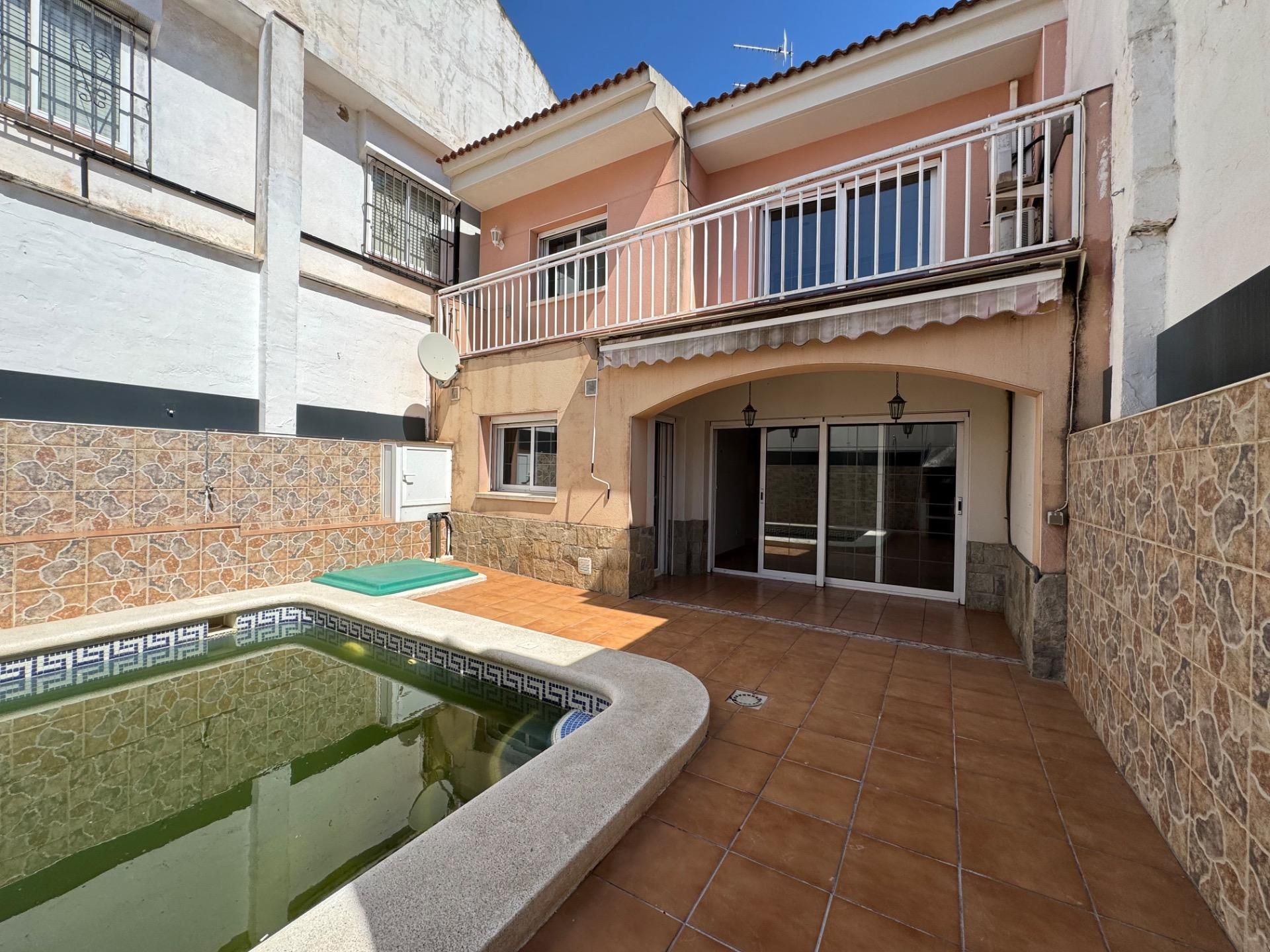 Vista exterior de Casa adosada en venda en Vilanova i la Geltrú amb Jardí privat, Terrassa i Piscina