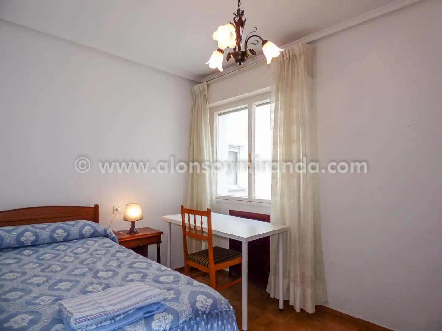 Schlafzimmer von Wohnung zur Miete in Oviedo  mit Heizung, Parkett und Möbliert