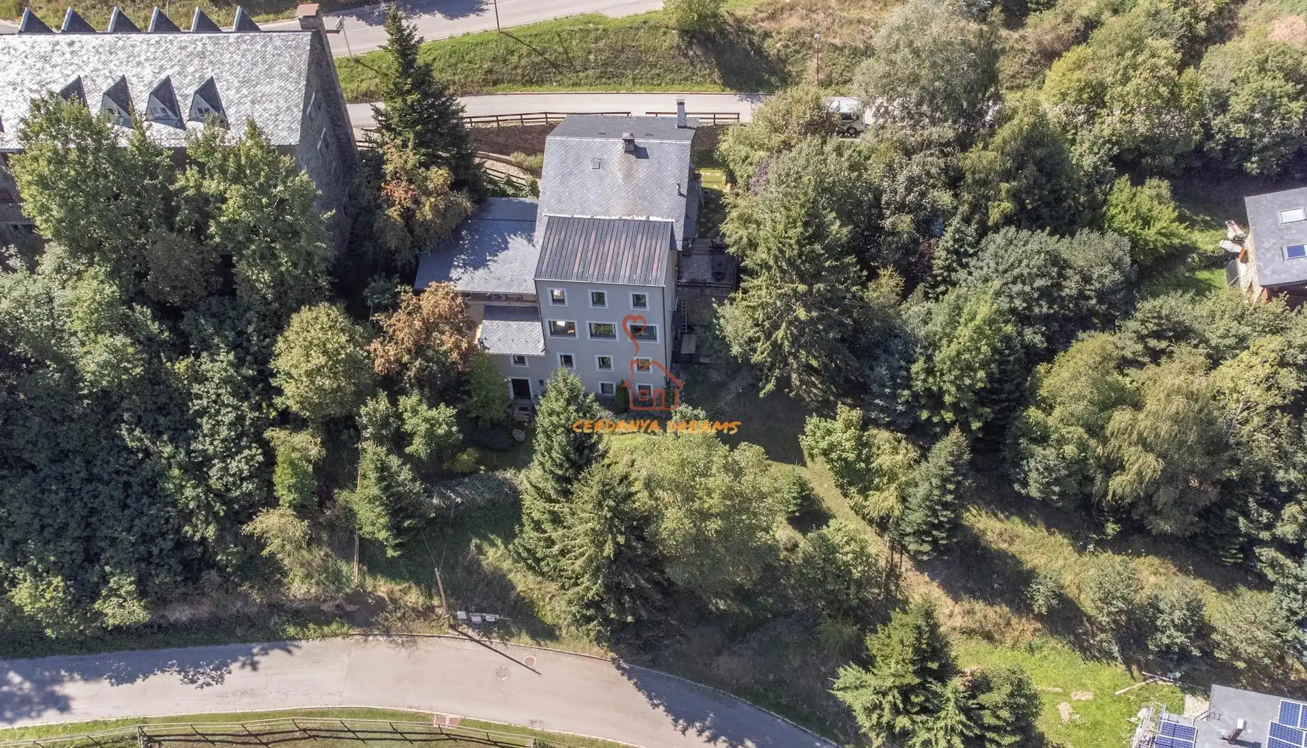 Vista exterior de Edificio en venta en Alp