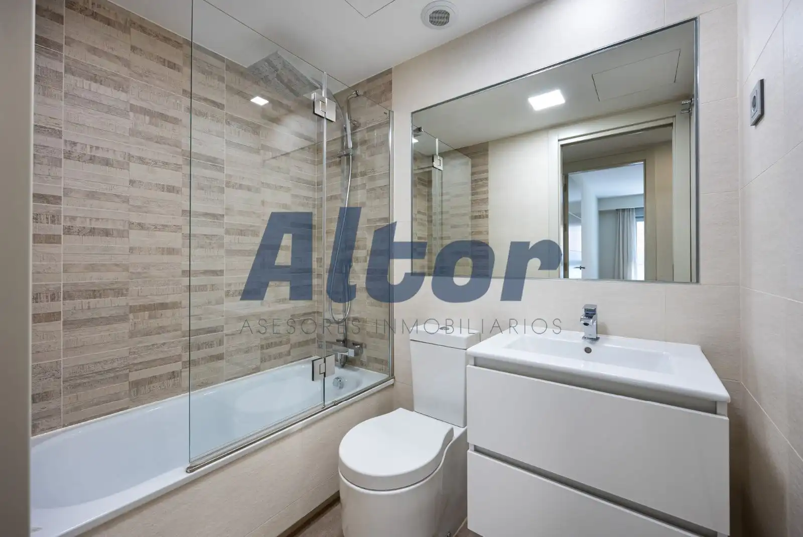 Badezimmer von Wohnung zum Verkauf in Madrid mit Klimaanlage, Abstellraum und Schwimmbad