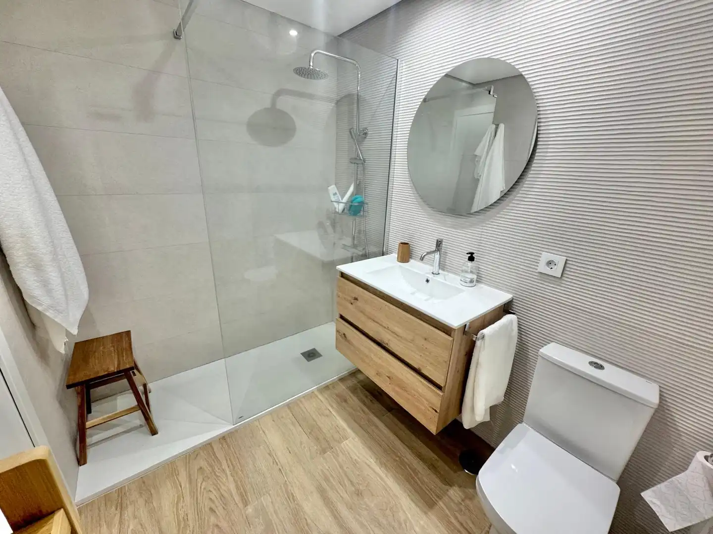 Badezimmer von Erdgeschoss zur Miete in Estepona mit Klimaanlage, Terrasse und Schwimmbad