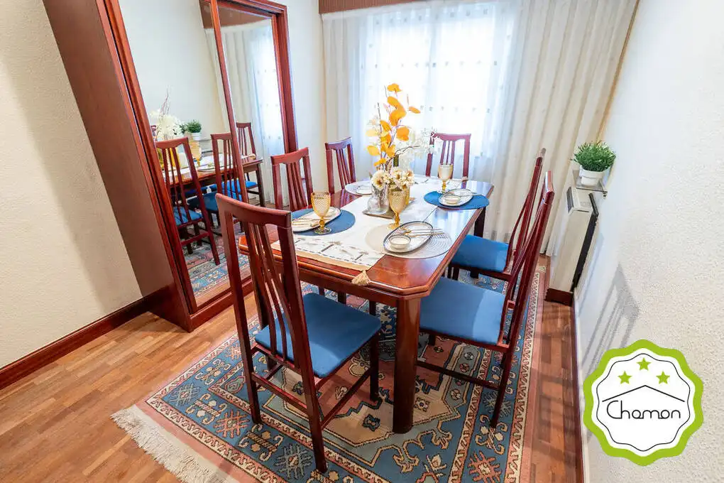 Comedor de Piso en venta en Bilbao  con Calefacción, Jardín privado y Amueblado