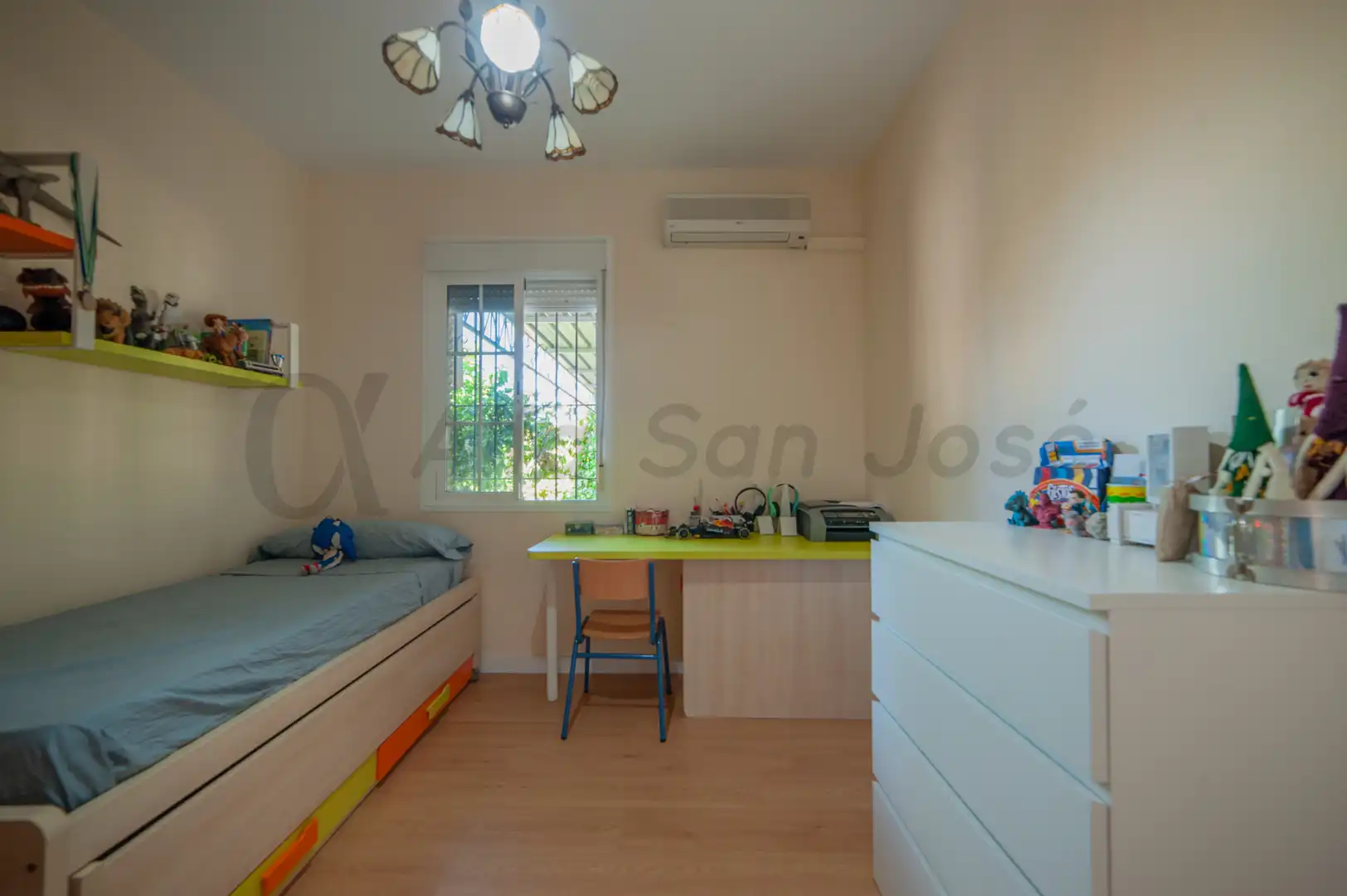 Dormitori de Casa o xalet en venda en La Rinconada amb Aire condicionat, Jardí privat i Piscina