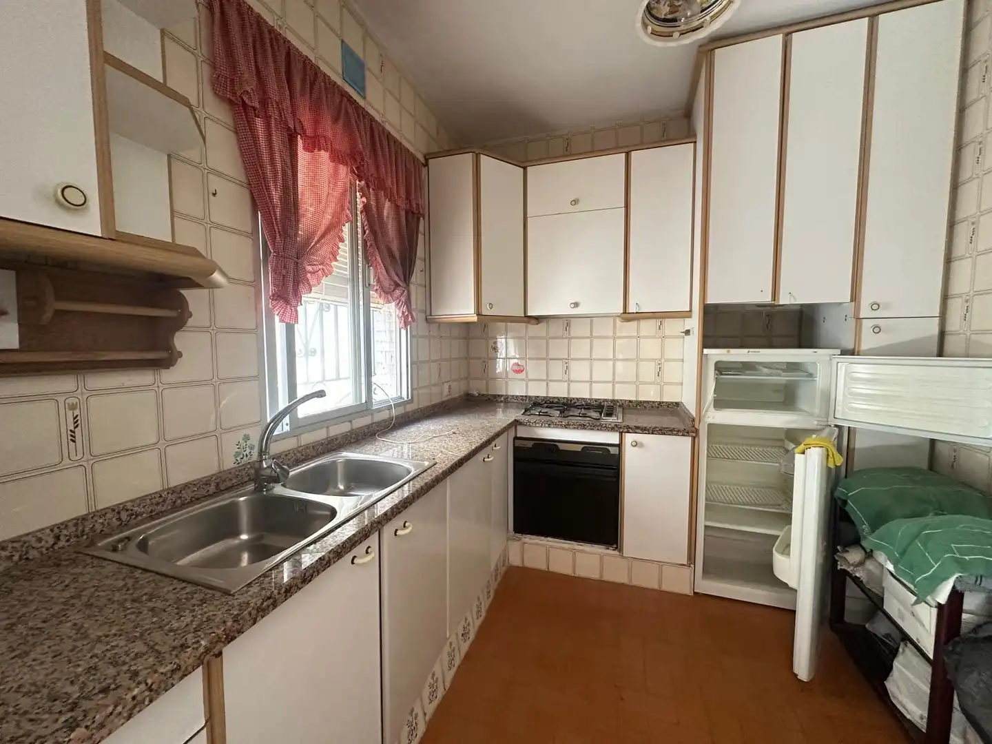 Cuina de Casa o xalet en venda en Sanlúcar la Mayor amb Aire condicionat i Traster