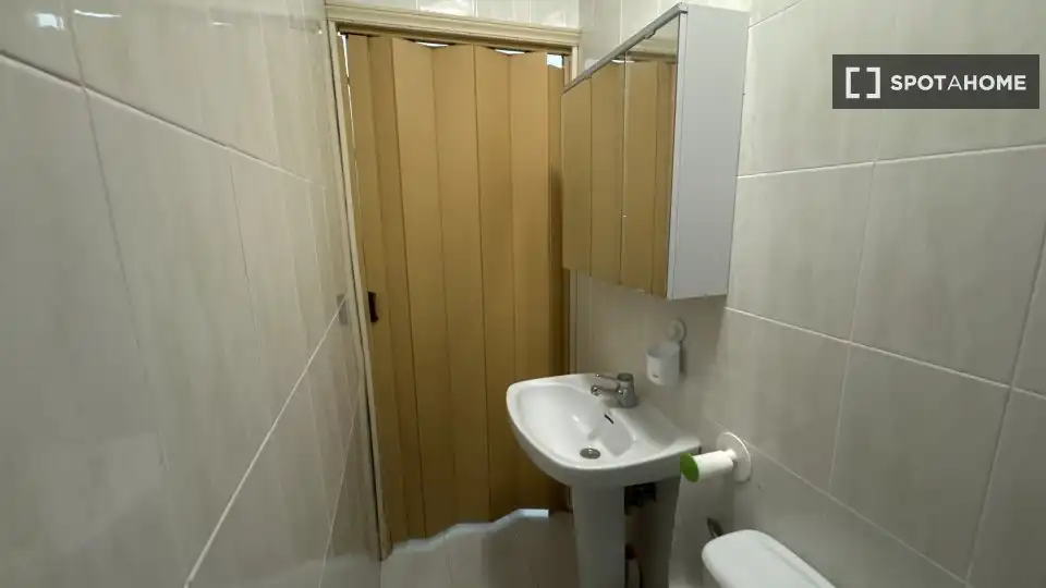 Bathroom of Flat for rent in Madrid  with Air Conditioner, Heating and Furnished