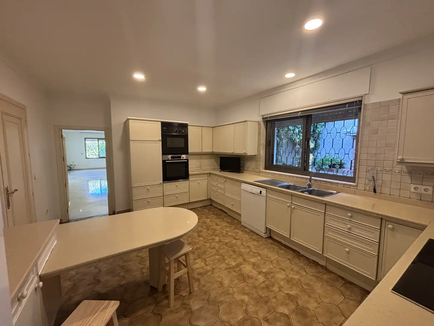 Cuina de Casa o xalet en venda en Marbella amb Aire condicionat, Jardí privat i Terrassa