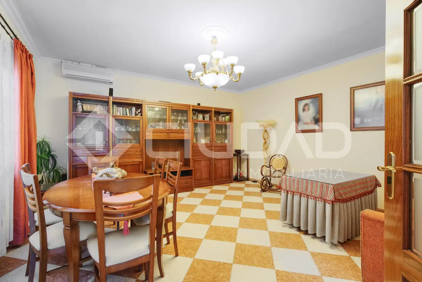 Sala d'estar de Local en venda en Utrera