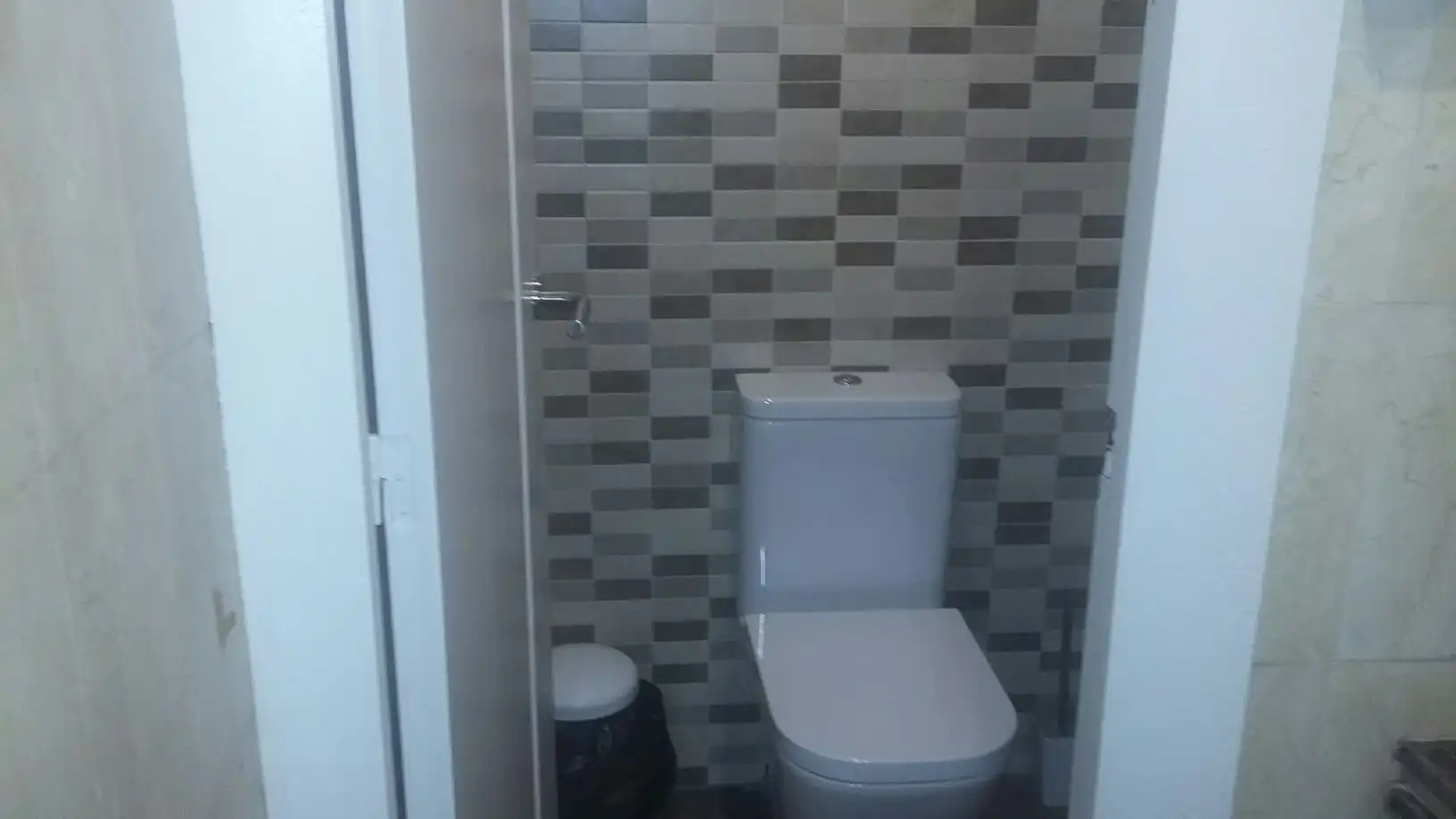 Badezimmer von Büro zur Miete in Barcelona mit Klimaanlage und Möbliert