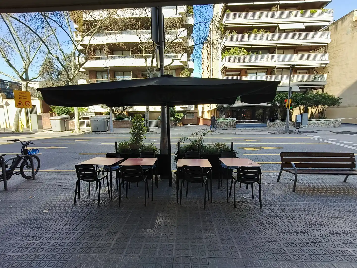 Terrasse von Geschaftsraum zur ubertragung in Barcelona mit Klimaanlage und Möbliert