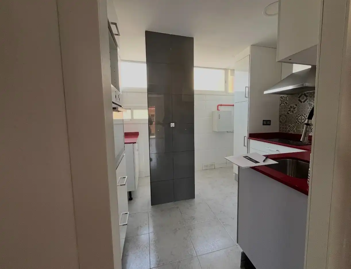 Cuina de Pis en venda en Barcelona amb Forn i Balcó