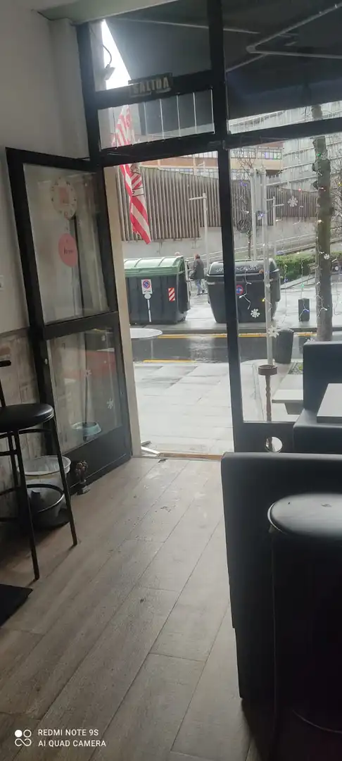 Vista exterior de Local en venta en Bilbao  con Calefacción, Amueblado y Alarma