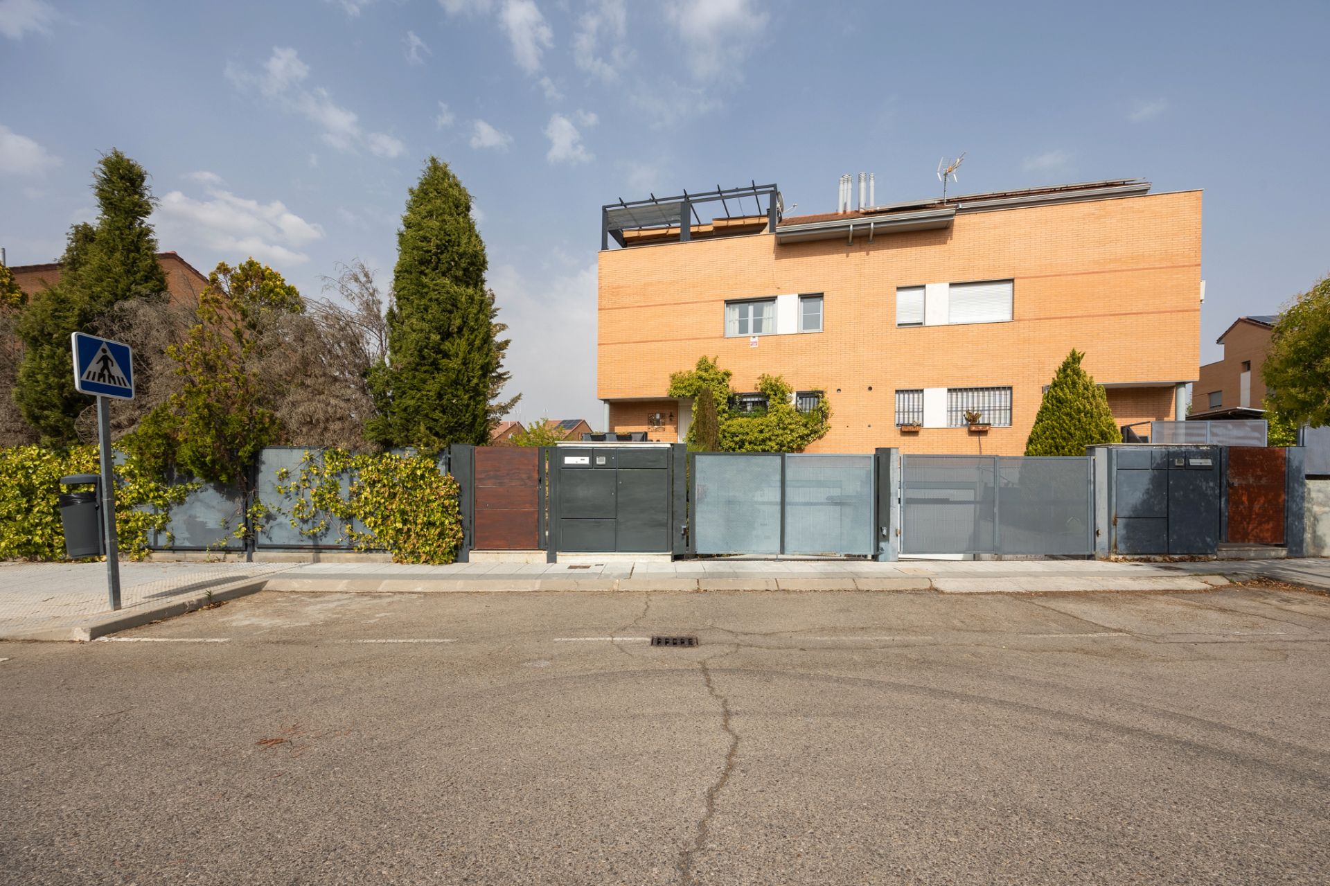 Exterior view of Single-family semi-detached for sale in Paracuellos de Jarama  with Air Conditioner, Heating and Private garden