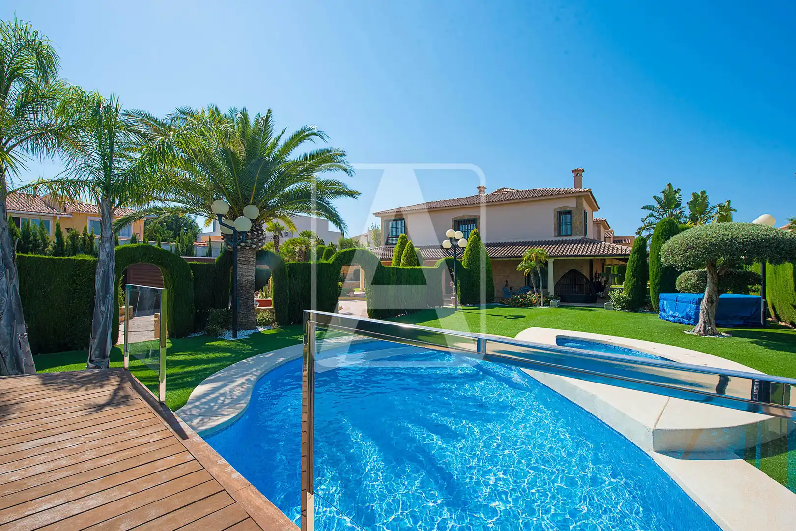 Chalet con piscina en venta en Marisol Park - Ortembach - Los Almendros