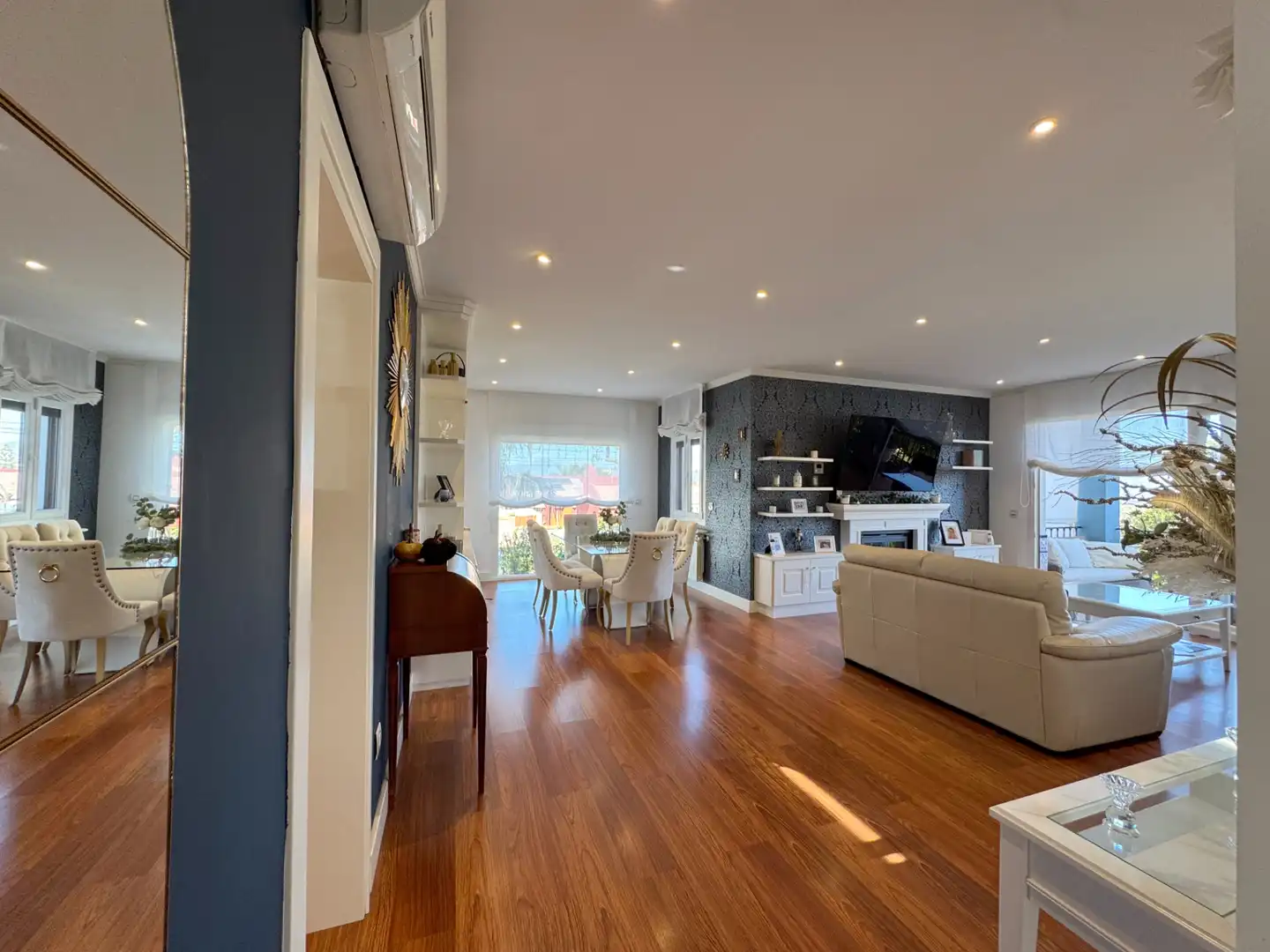Sala d'estar de Casa o xalet en venda en Alhaurín de la Torre amb Aire condicionat, Calefacció i Jardí privat
