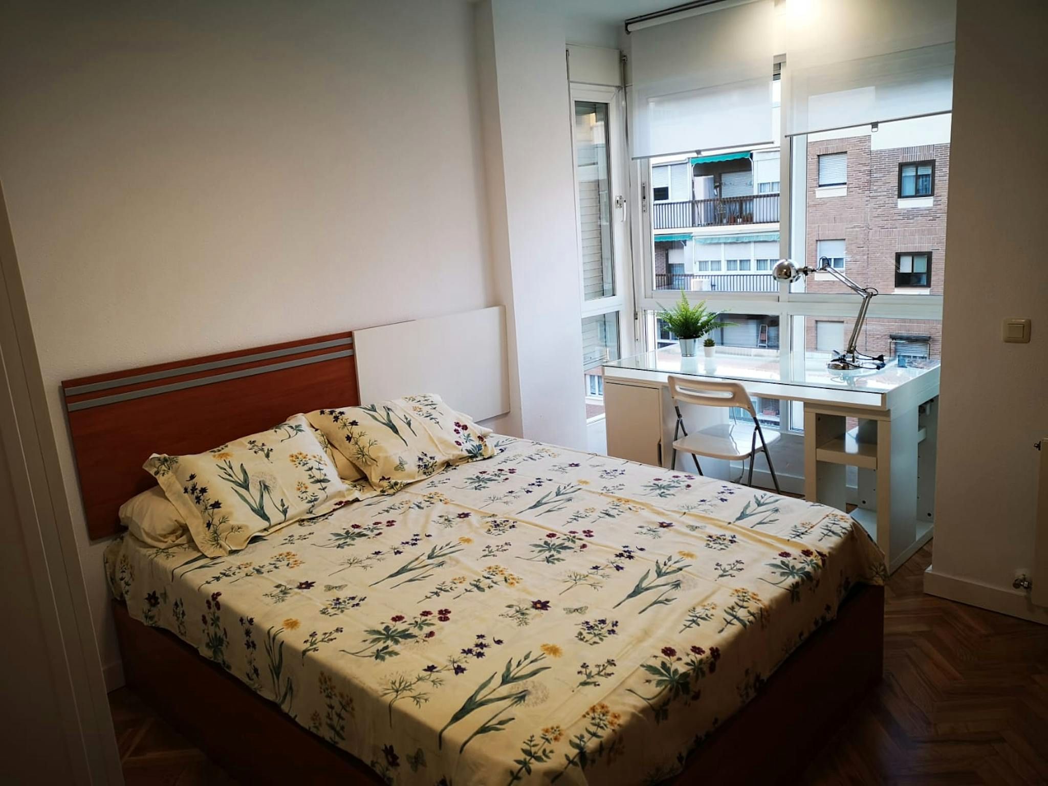 Bedroom of Flat for share in  Madrid Capital  with Air Conditioner, Heating and Furnished