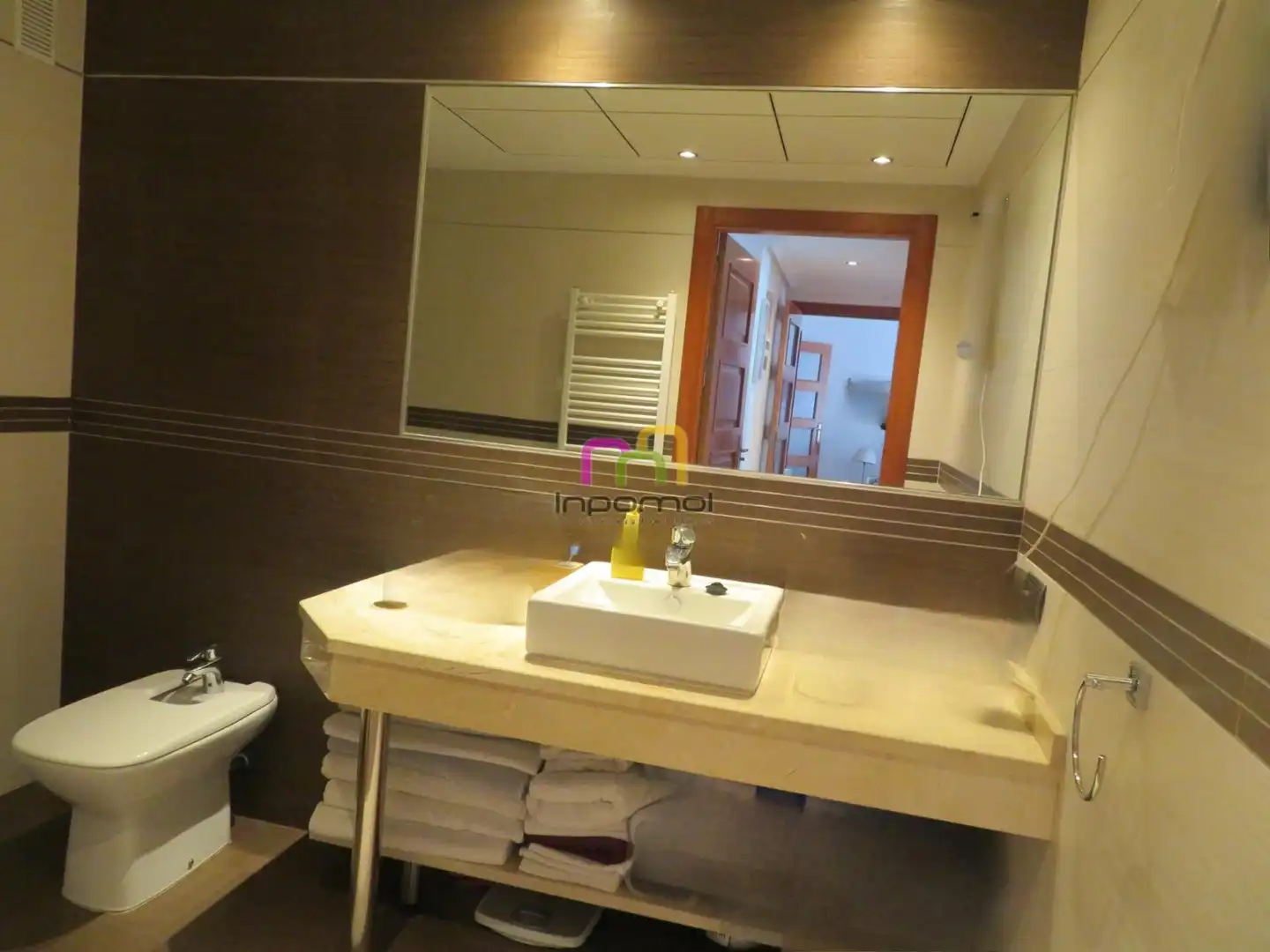 Badezimmer von Wohnungen zum Verkauf in Badajoz mit Klimaanlage, Privatgarten und Parkett