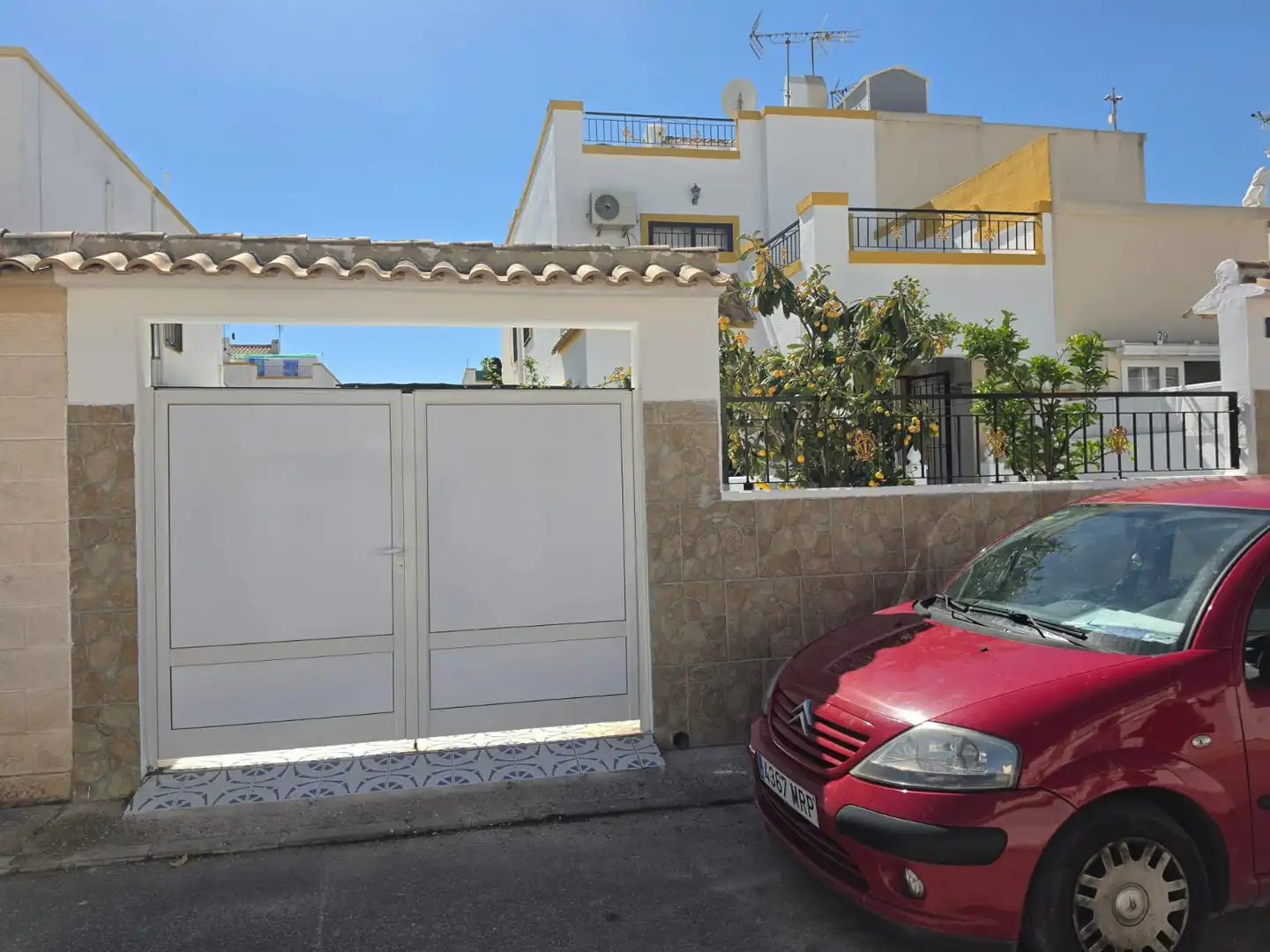 Vista exterior de Casa adosada en venta en Torrevieja con Amueblado