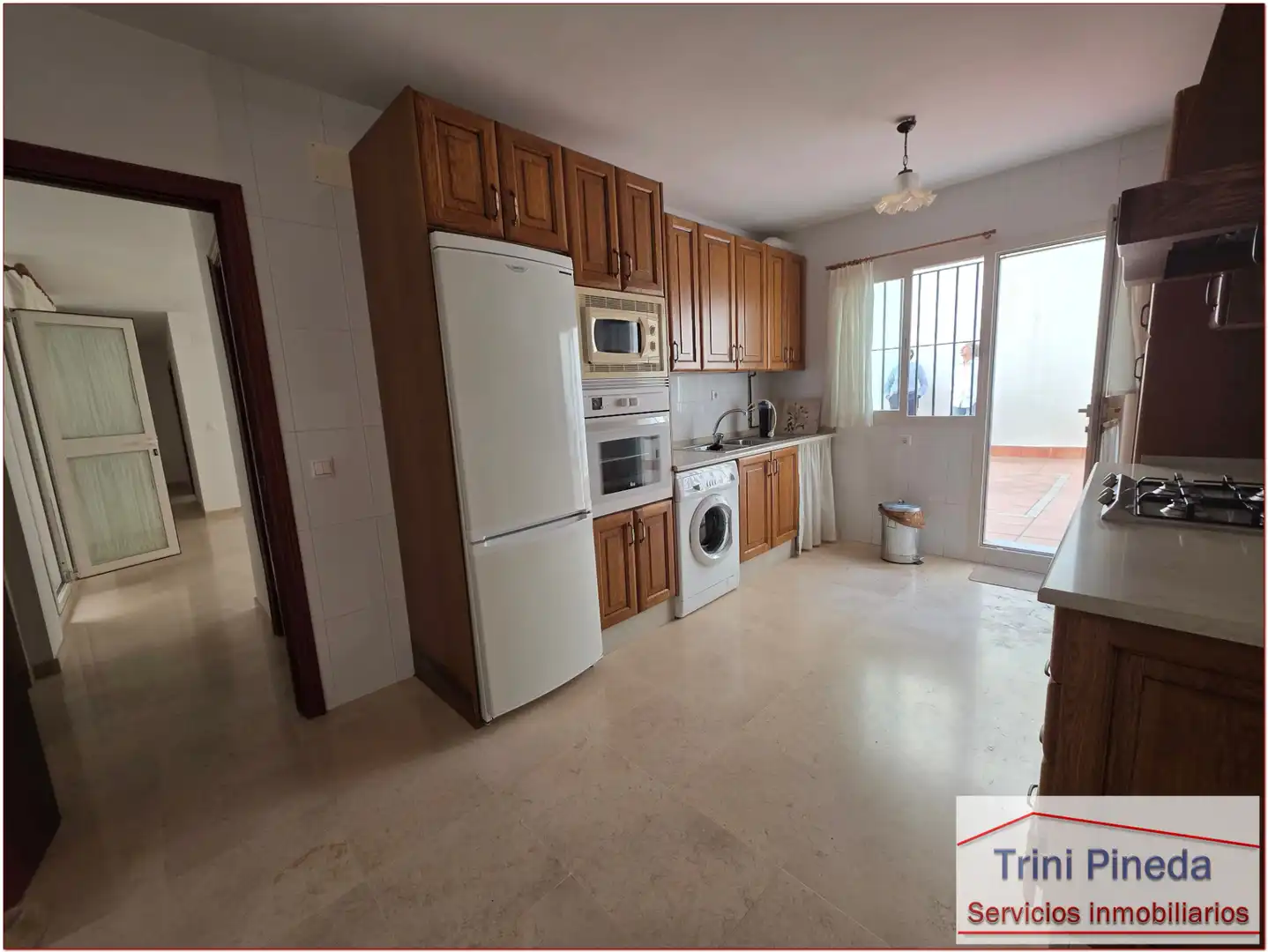 Küche von Wohnung zum Verkauf in Sevilla mit Ofen und Waschmaschine