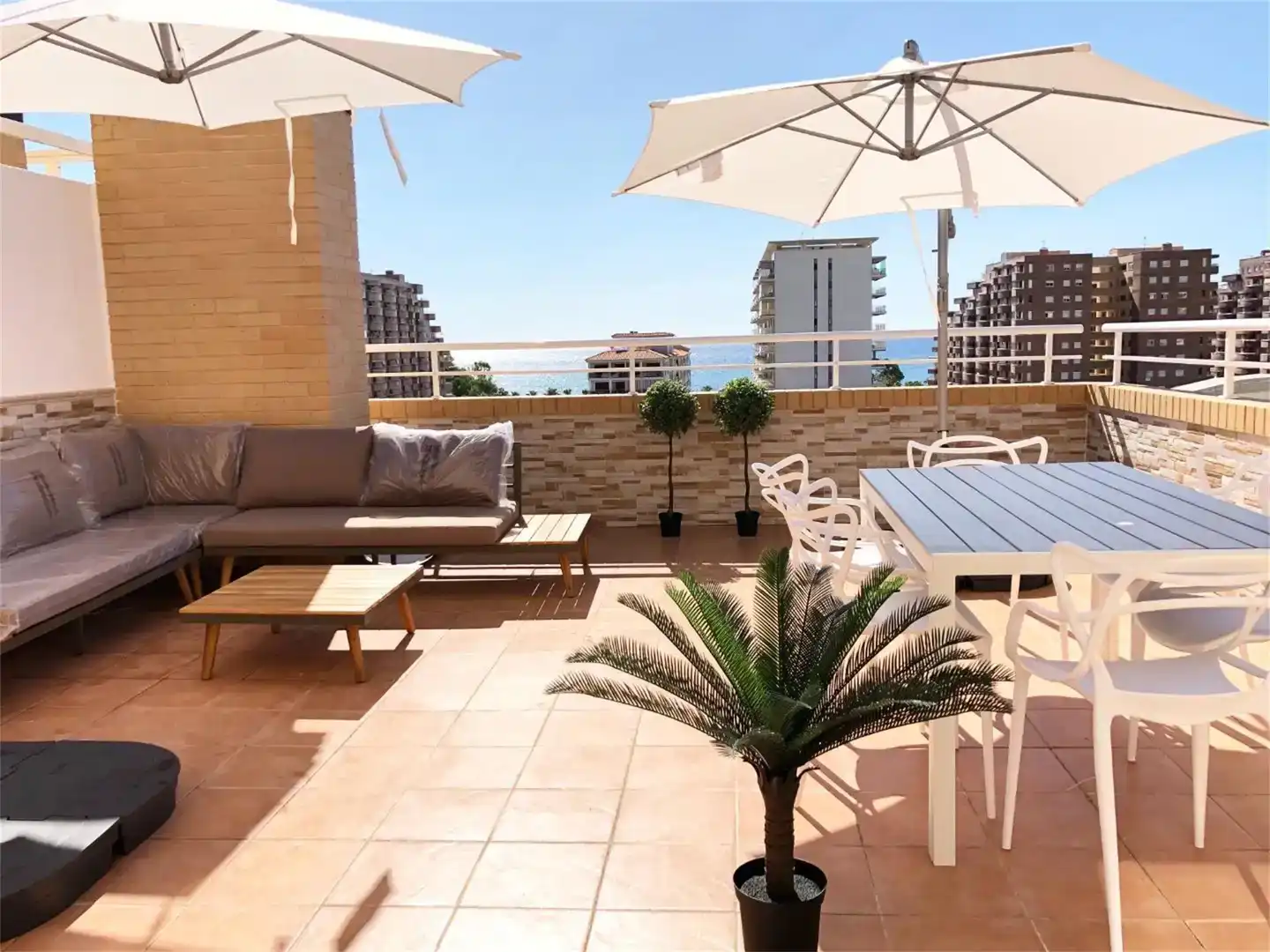 Terrasse von Dachboden zur Miete in Oropesa del Mar / Orpesa mit Klimaanlage und Schwimmbad