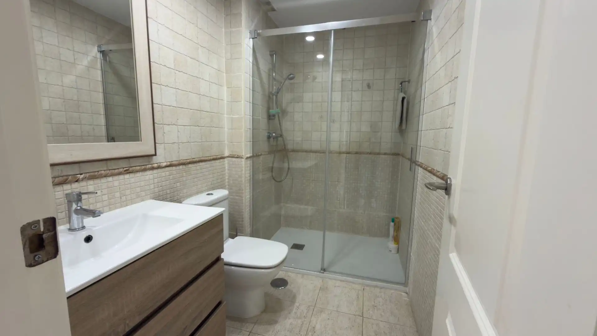 Baño de Piso en venta en Marbella con Aire acondicionado, Terraza y Amueblado