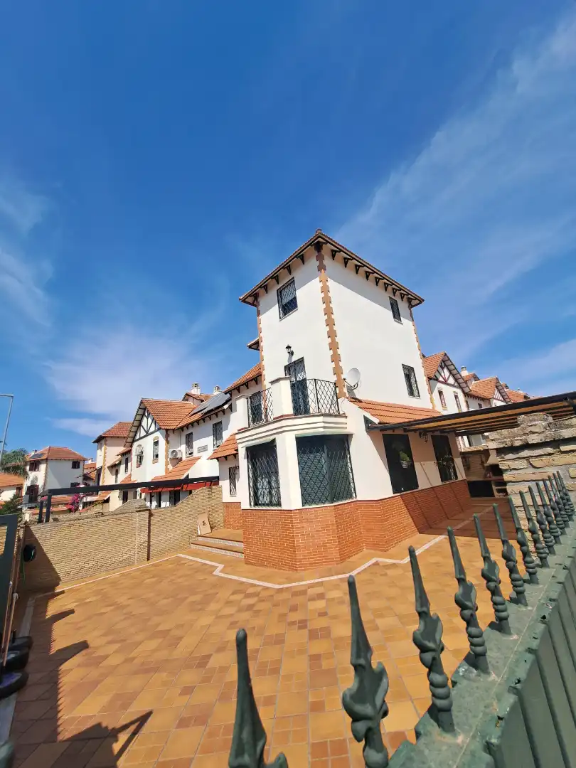 Vista exterior de Casa o xalet en venda en Dos Hermanas amb Aire condicionat, Terrassa i Forn