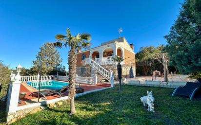 Vista exterior de Casa o xalet en venda en Fuentenovilla amb Aire condicionat, Calefacció i Terrassa