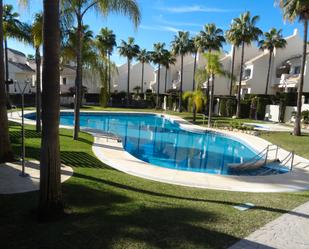 Piscina de Casa adosada en venda en Marbella amb Aire condicionat, Calefacció i Jardí privat