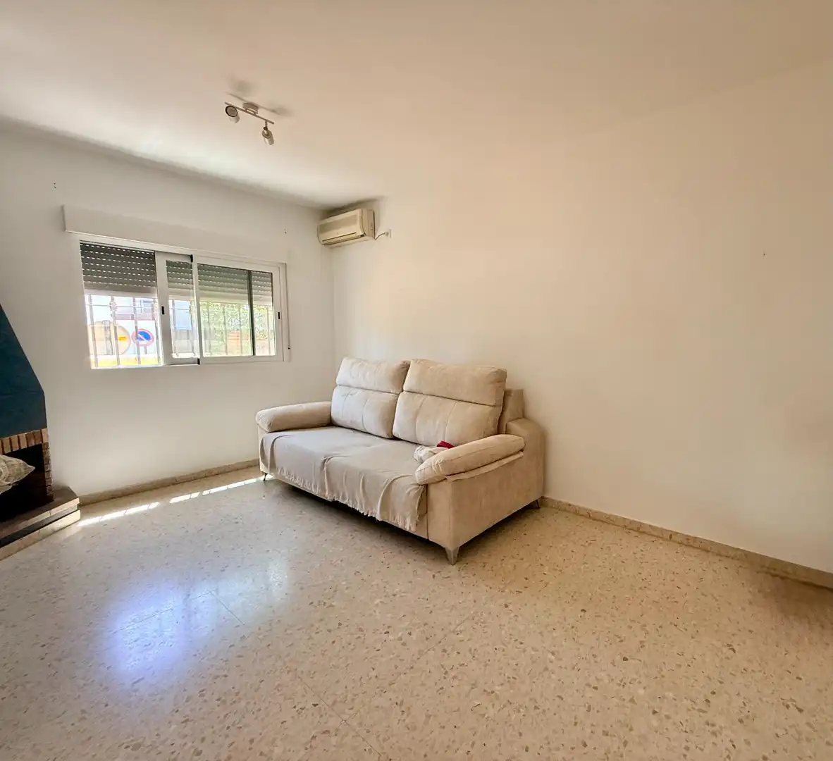 Sala d'estar de Casa adosada en venda en Morón de la Frontera amb Aire condicionat, Terrassa i Traster