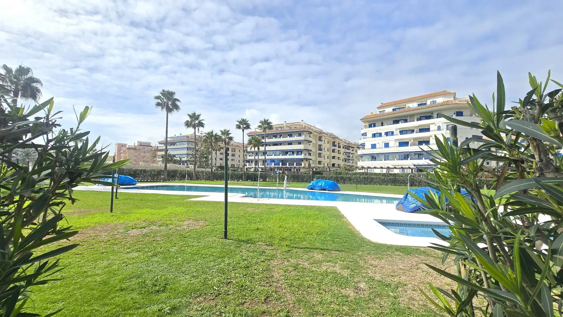 Schwimmbecken von Erdgeschoss zum Verkauf in Manilva mit Klimaanlage, Terrasse und Möbliert