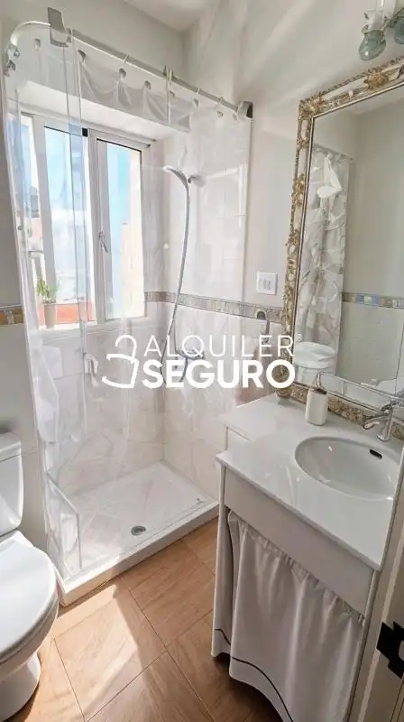 Bany de Pis de lloguer en Sevilla amb Aire condicionat