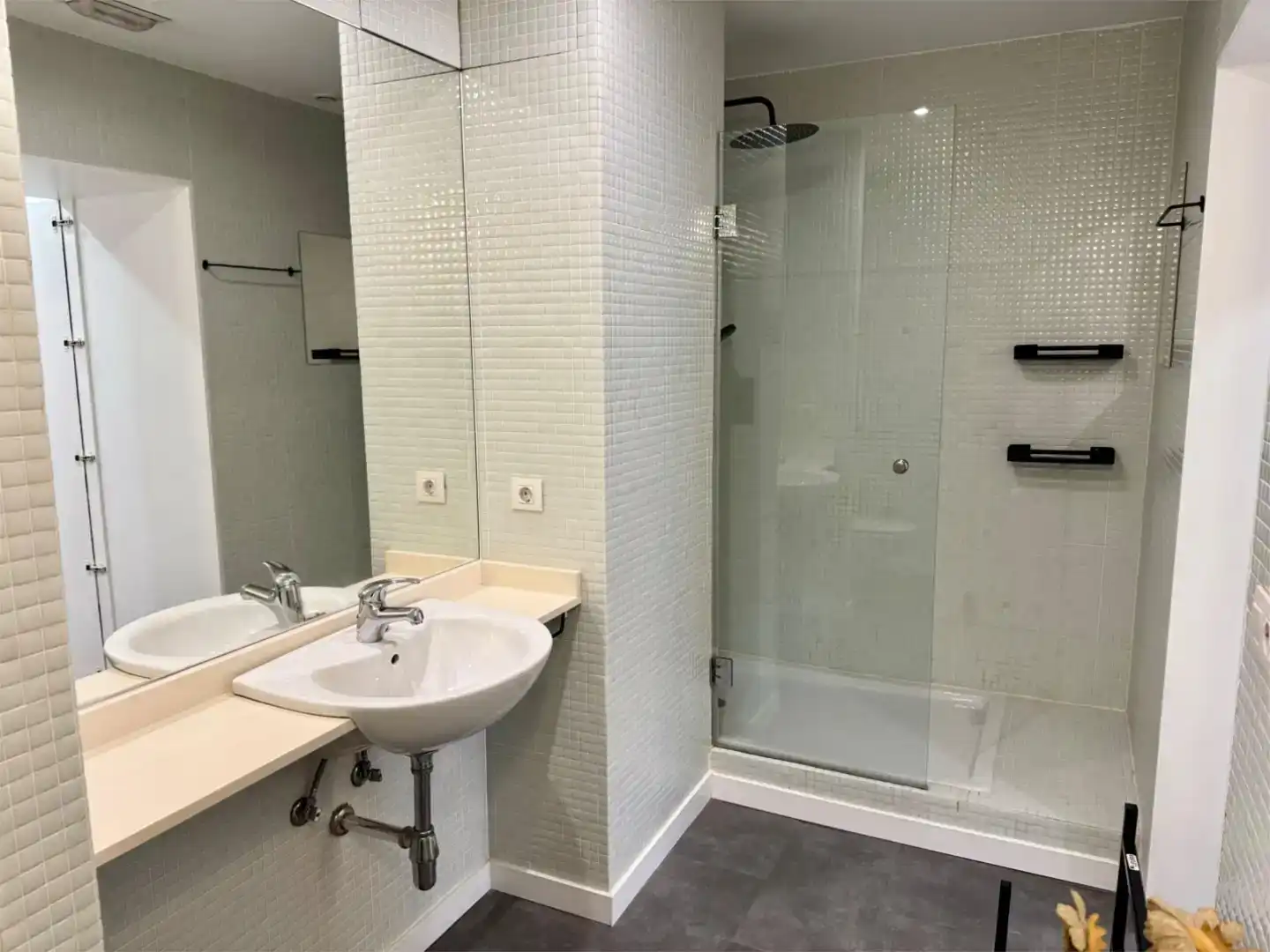 Bathroom of Flat for rent in Vigo   with Parquet flooring, Storage room and Furnished