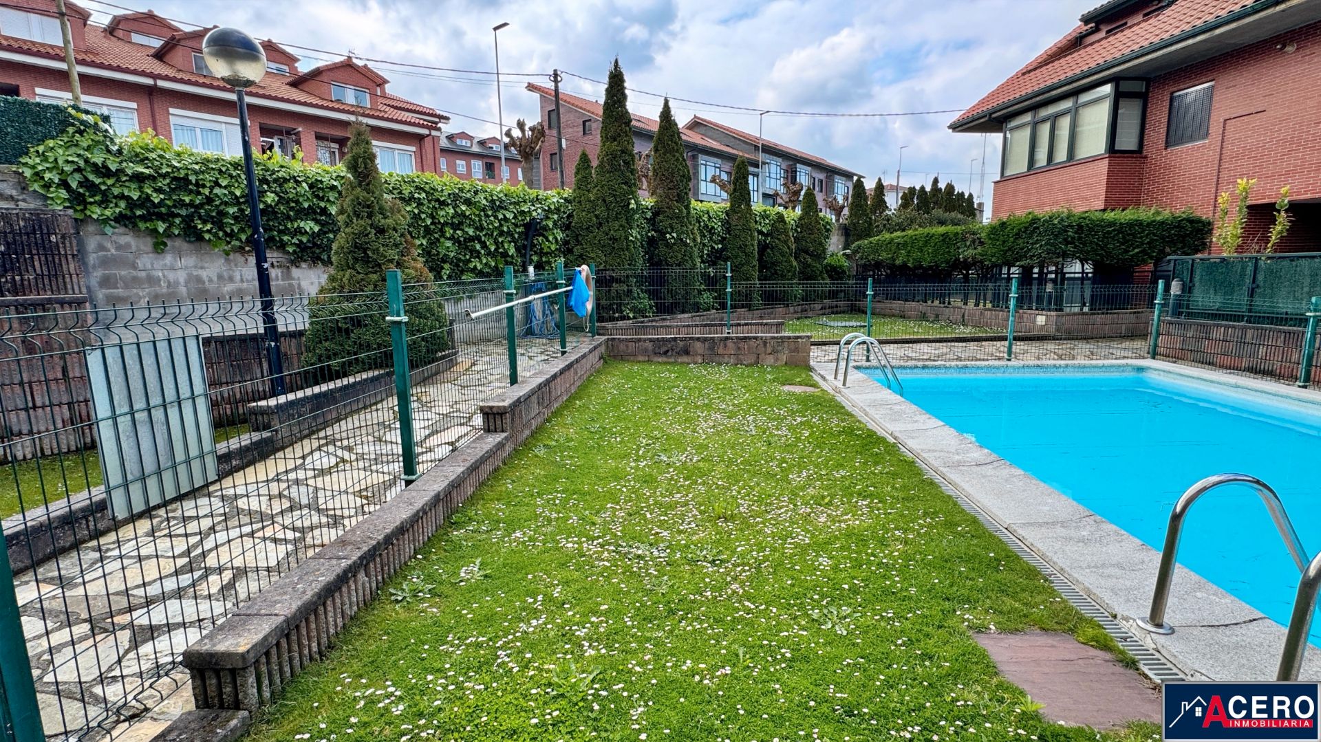 Piscina de Dúplex en venda en Piélagos amb Calefacció, Parquet i Terrassa