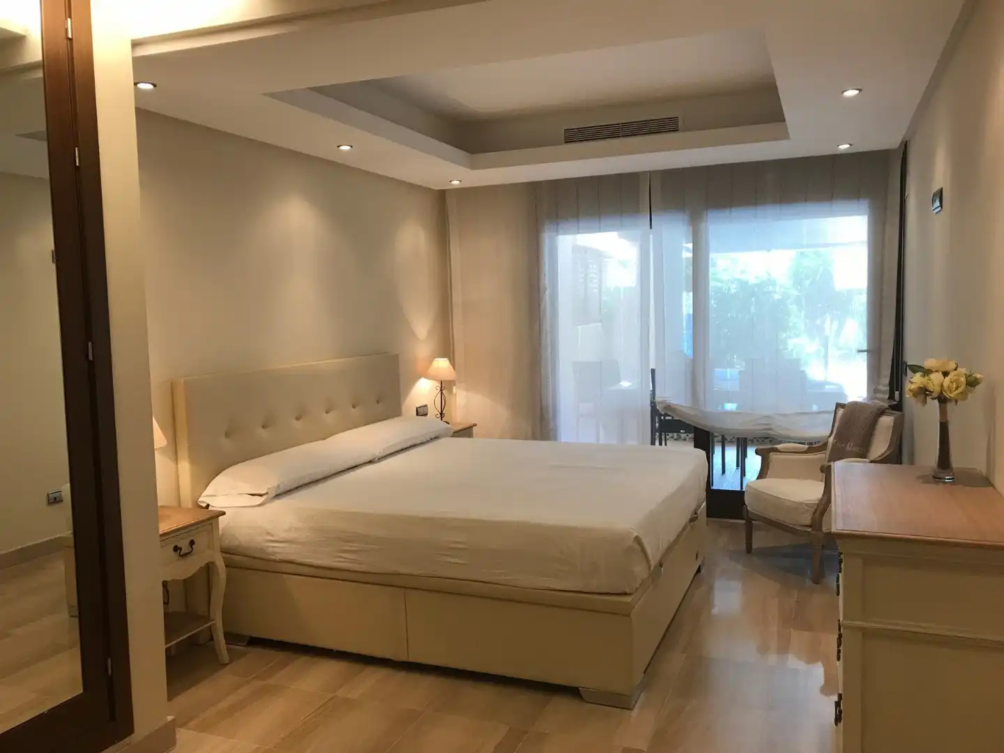 Dormitori de Apartament de lloguer en Estepona amb Aire condicionat, Calefacció i Jardí privat
