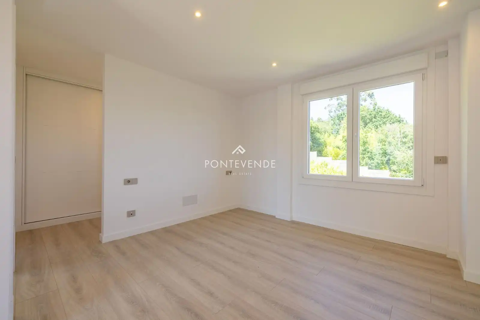 Bedroom of Houses for sale in Sanxenxo  with Private garden, Parquet flooring and Terrace