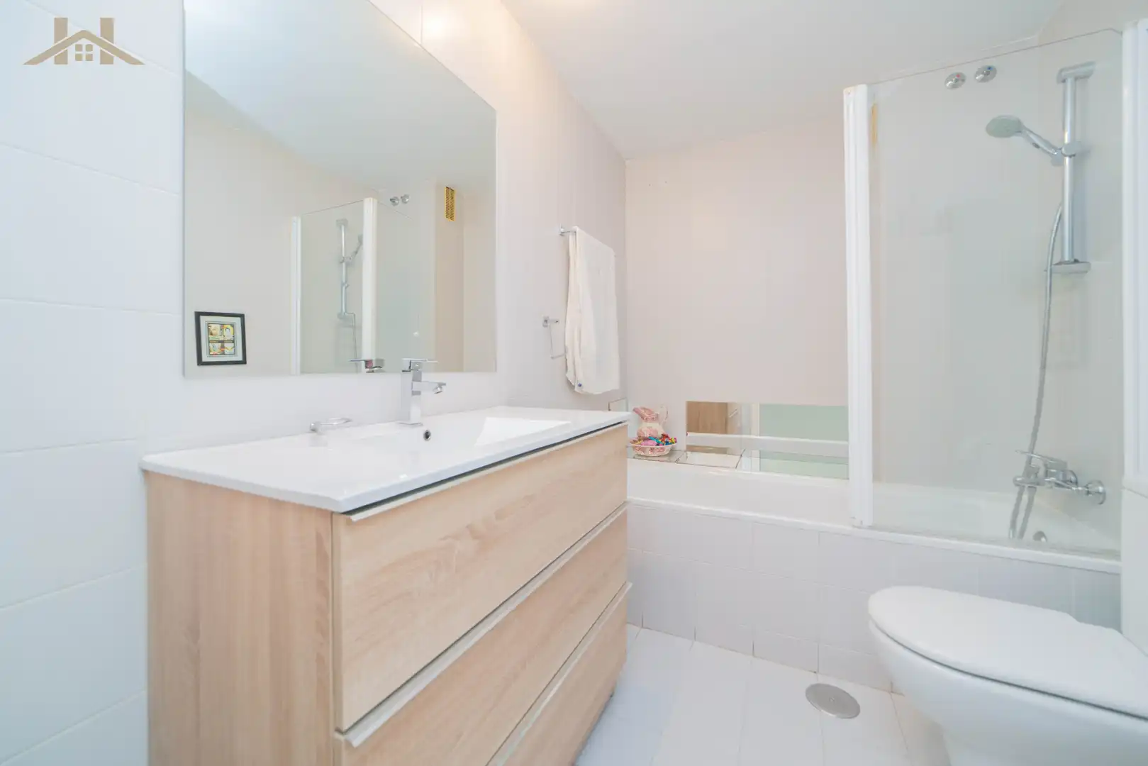 Badezimmer von Einfamilien-Reihenhaus zum Verkauf in Madrid mit Klimaanlage, Heizung und Terrasse