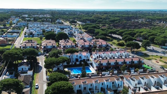 Vista exterior de Casa adosada en venda en Chiclana de la Frontera amb Jardí privat, Terrassa i Traster