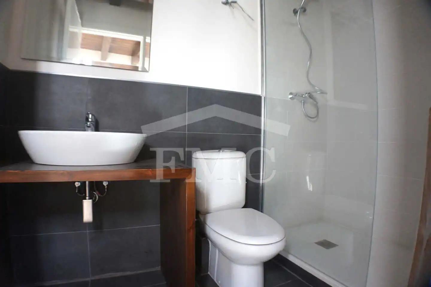 Badezimmer von Einfamilien-Reihenhaus zum Verkauf in Valcebollère mit Heizung, Parkett und Abstellraum